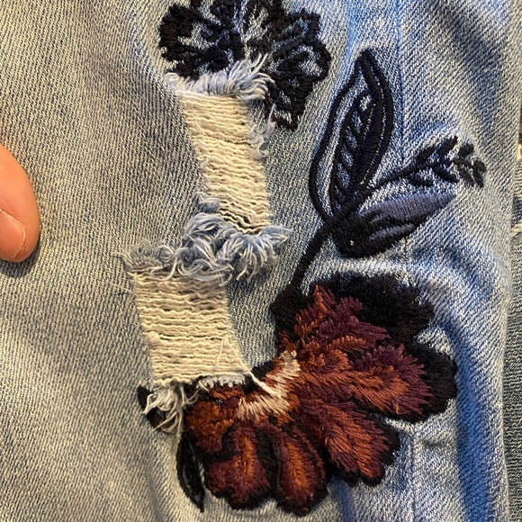 Size 10 ABERCROMBIE Light Wash Distressed & Embroidered Cropped Skinny Jeans - Picture 7 of 7